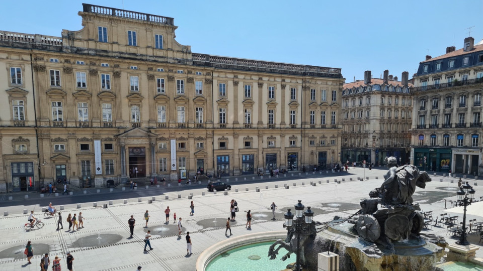 Un rassemblement prévu ce lundi en hommage à l'enseignant victime de l'attaque au couteau à Arras