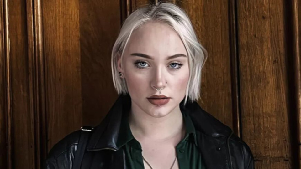 Lyon : Mila menacée au rassemblement pour l'enseignant Dominique Bernard tué à Arras