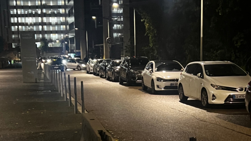 Lyon : les chauffeurs VTC en colère filtrent les entrées de la Confluence