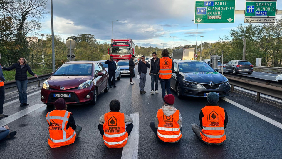 Lyon : la M6 bloquée ce lundi matin par des militants de Dernière Rénovation (VIDEO)