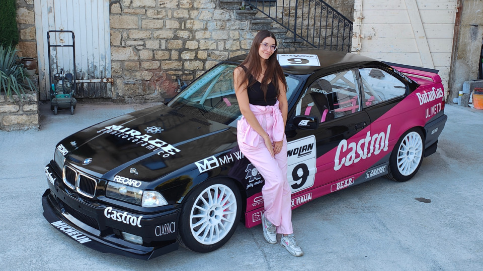 Près de Lyon : attachée de cabinet dans une mairie le jour, fan d’automobile le reste du temps