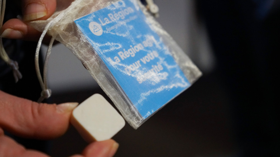 Des boutons d’alertes distribués par la région dans les écoles juives d’Auvergne-Rhône-Alpes