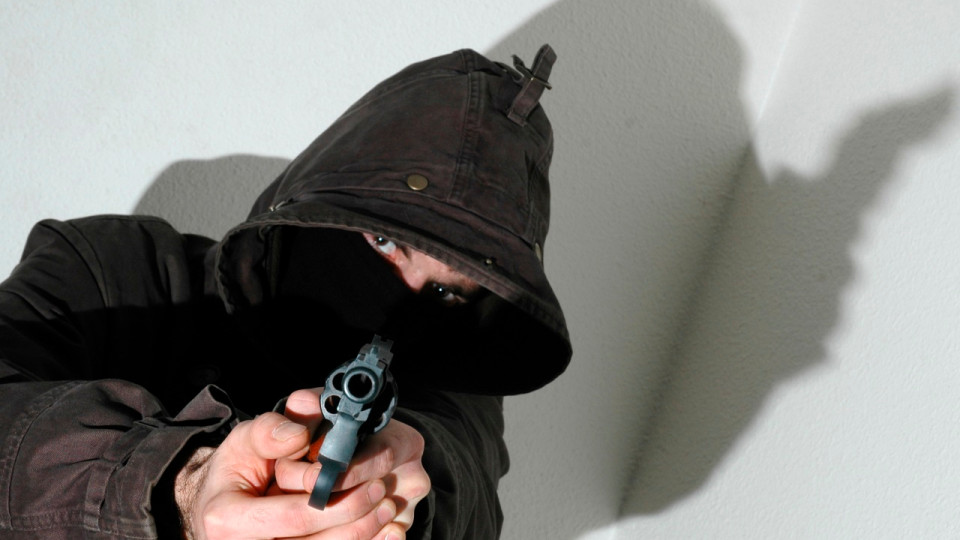 Villeurbanne : sa victime refuse de lui donner une cigarette, il sort une arme de poing