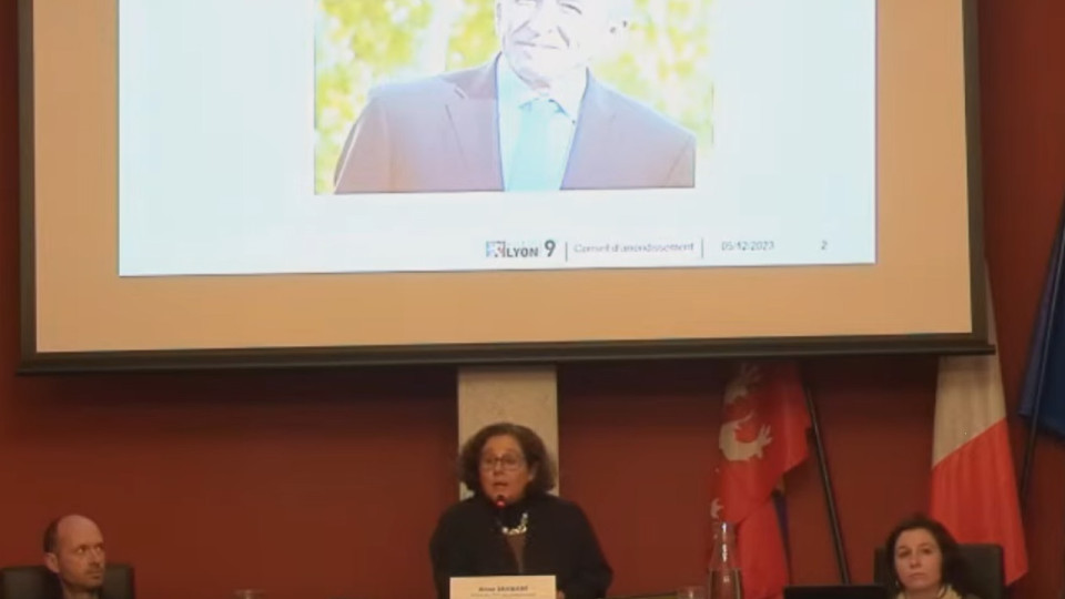 "Taisez vous!", micro arraché : le conseil du 9e arrondissement de Lyon tourne mal durant l'hommage à Gérard Collomb