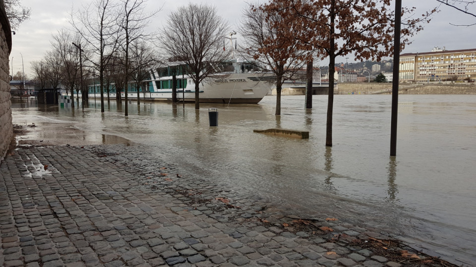 Lyon : les niveaux du Rhône et de la Saône montent, des accès fermés