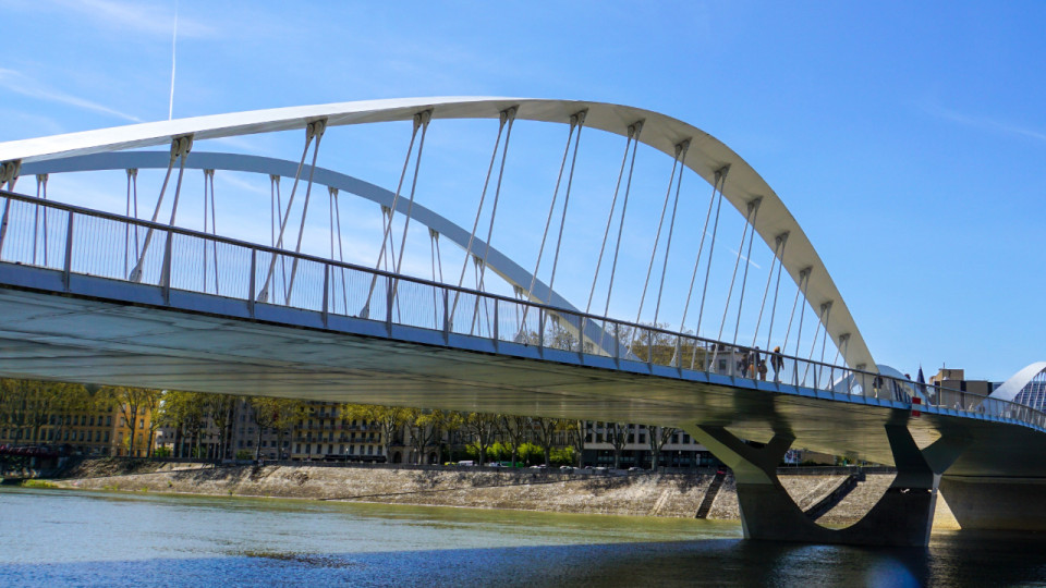 Feu grillé, voiture percutée : accident sur le pont Schuman, dans le 9e arrondissement de Lyon