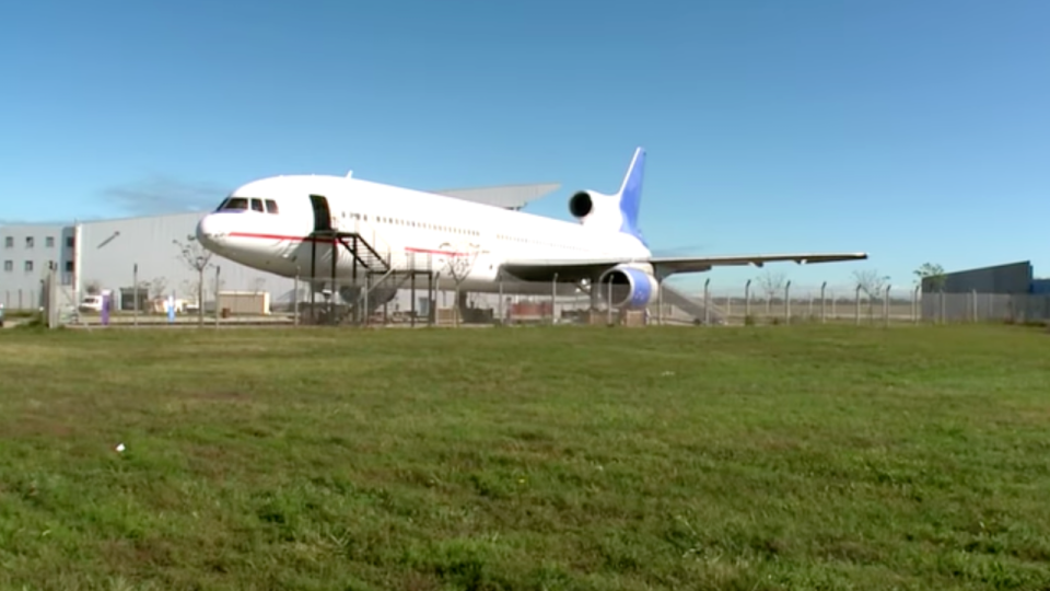 Près de Lyon : quel est cet étrange avion qui reste cloué au sol depuis 2001 ?