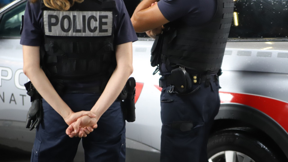 Lyon : il croise un cambrioleur sortant de chez lui et le coince jusqu'à l'arrivée de la police