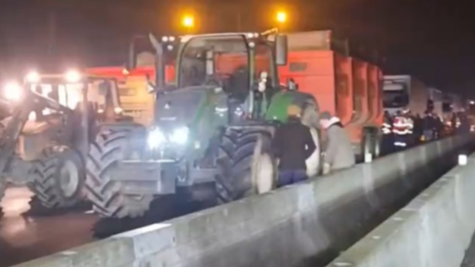 Les agriculteurs en colère bloquent l'A7 au sud de Lyon