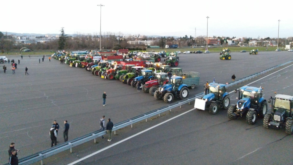 A7, péage de Villefranche : les agriculteurs veulent prendre Lyon en tenaille toute la semaine