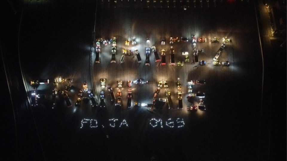 "Mangez français" : la fresque réalisée par les agriculteurs et leurs tracteurs près de Lyon