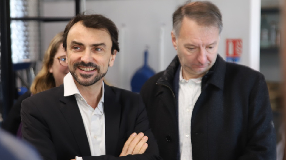 Logement social : le maire de Lyon "tend la main" à Gabriel Attal pour "préserver la loi SRU"