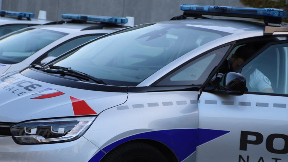 Ivre au volant, il percute une voiture de police et emboutit un lampadaire