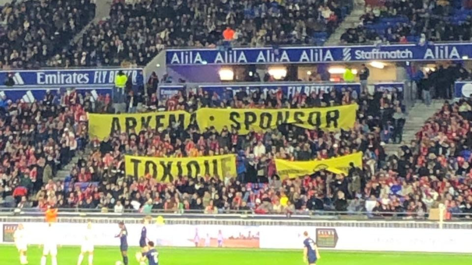 "Sponsor toxique" : une banderole anti-Arkema déployée par des militants écolo lors d’un match de l’OL féminin