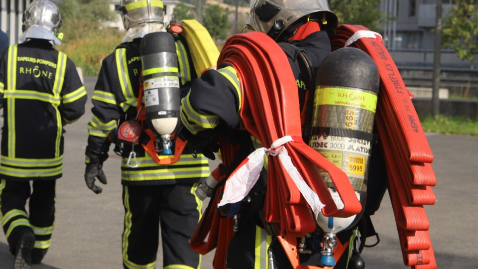 Près de Lyon : un entrepôt détruit par les flammes