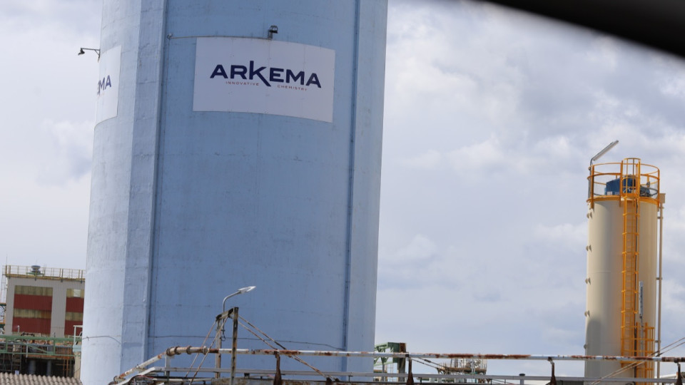 Près de Lyon, plusieurs centaines de militants écologistes s'introduisent dans le site industriel d'Arkema