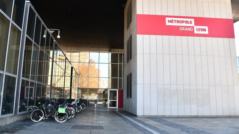 Voyeurisme, homophobie, trafic et astreintes frauduleuses : à la Métropole de Lyon, une dérive en cache une autre