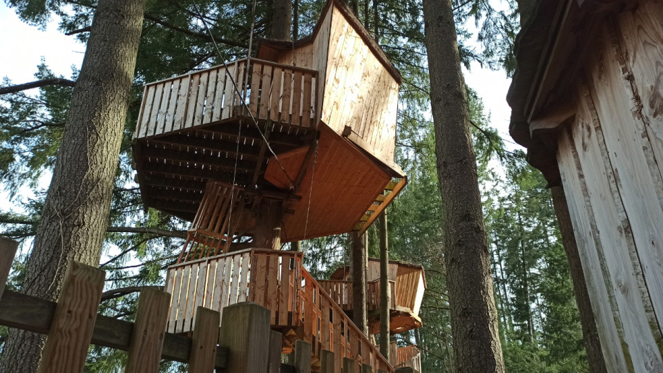 Avec son village de cabanes perchées, la communauté d’agglomération de l’Ouest Rhodanien se lance dans l’hébergement insolite