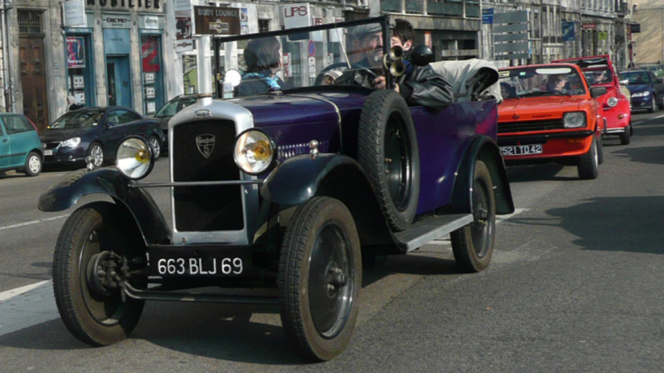 Lyon : des centaines de voitures de collection en centre-ville