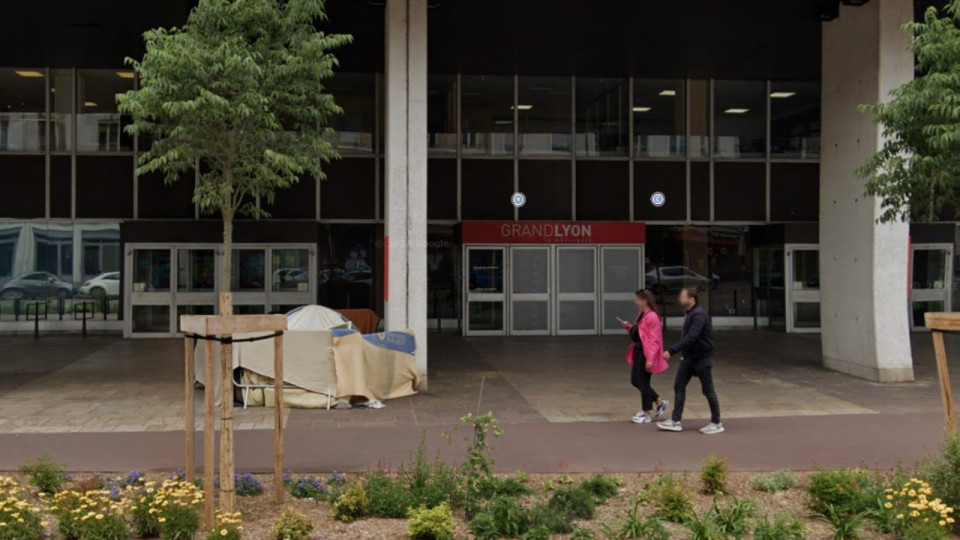 La Métropole de Lyon dément installer des dispositifs anti-SDF autour de son siège