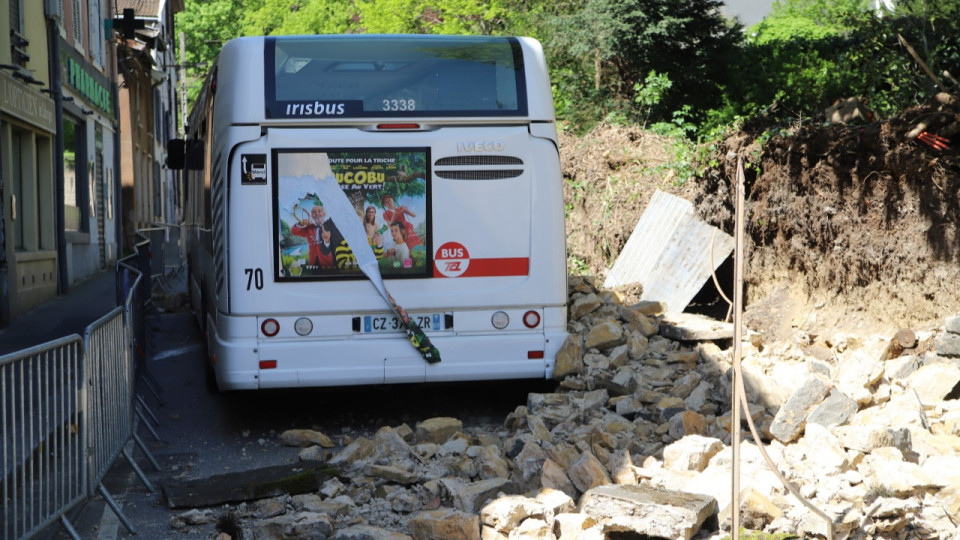 Près de Lyon : bloqué pendant 18 jours après un éboulement, le bus TCL a été retiré
