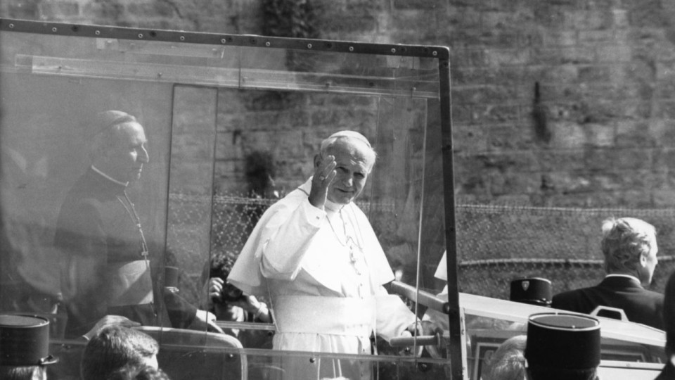 Jean-Paul II à Lyon : le pape acclamé comme une superstar par des centaines de milliers de personnes