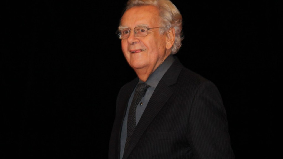 Mort de Bernard Pivot : Emmanuel Macron rend hommage à un "passeur, populaire et exigeant, cher au cœur des Français"