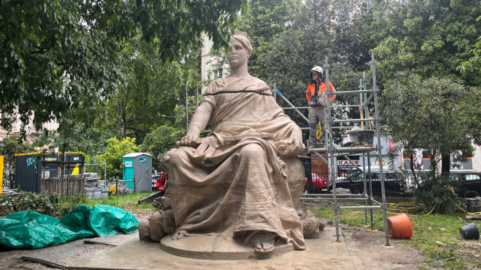 Après restauration, la statue de l'Allégorie a changé de place à Lyon
