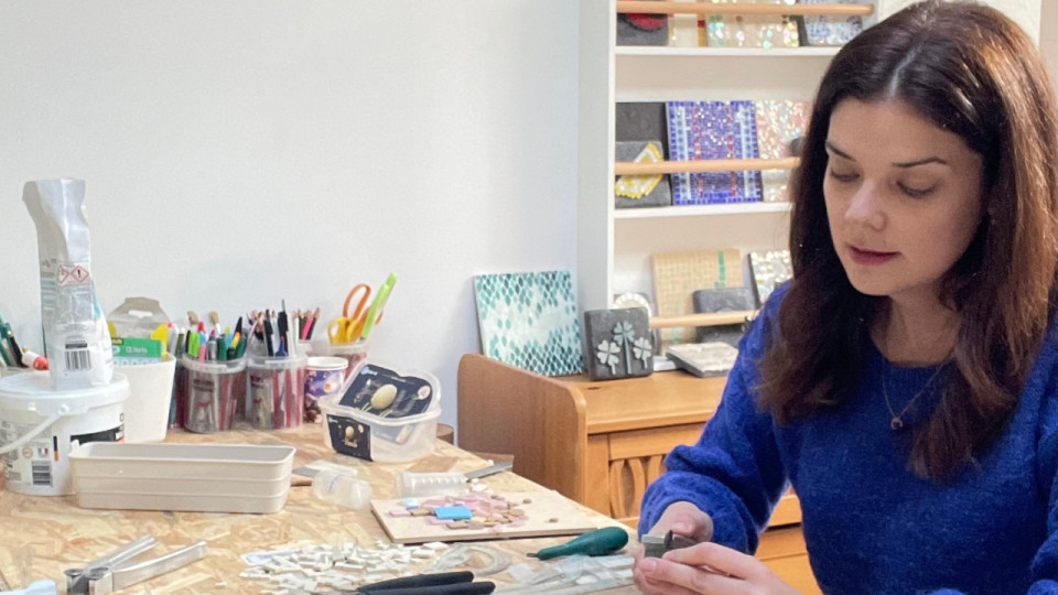 "On appelle ça la peinture de l’éternité" : la passion d'une Lyonnaise pour... la mosaïque !