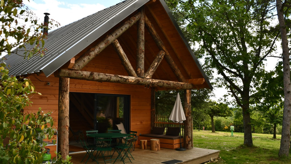 Près de Lyon : Huttopia inaugure un nouveau village forestier dans le Parc naturel du Pilat