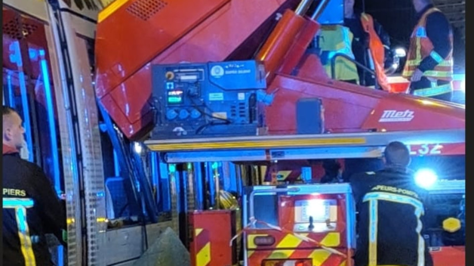 Près de Lyon : un tram percute un camion de pompier en intervention