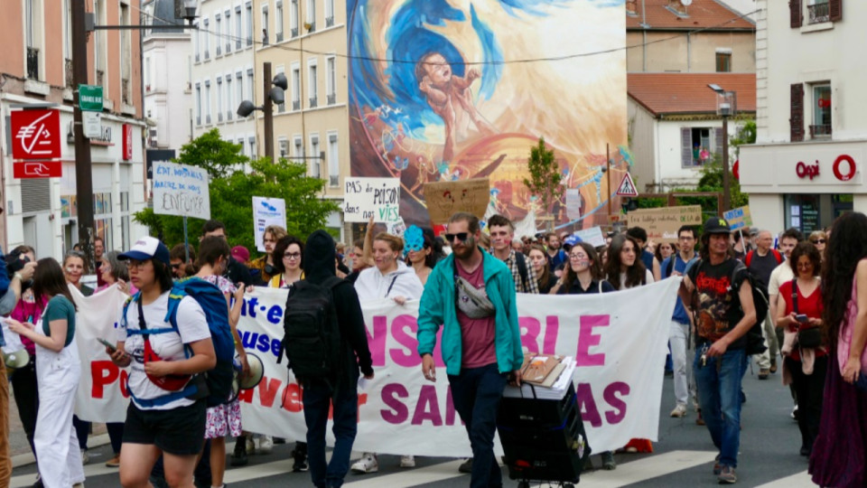 PFAS : près de 600 personnes dans les rues d’Oullins pour dire non aux polluants éternels