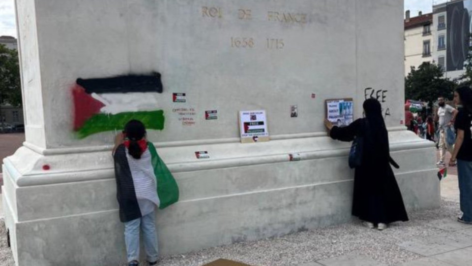 La statue de Louis XIV dégradée lors des manifestations pour Palestine