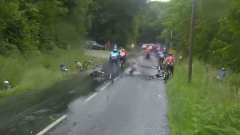 Une énorme chute avant d’arriver à St Priest, la 5e étape du Critérium du Dauphiné neutralisée !