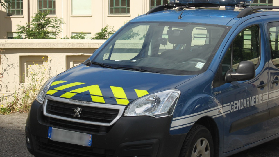 Près de Lyon : l'ex-gendarme réserviste profère des insultes racistes, sa victime le boxe