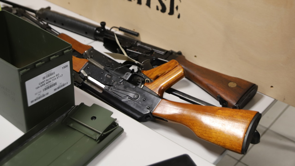 Trafic d'armes de guerre avec les Balkans : 7 personnes mises en examen à Lyon