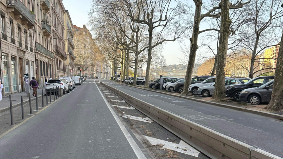 Cycliste percutée quai Tilsitt à Lyon : la victime en état de mort cérébrale