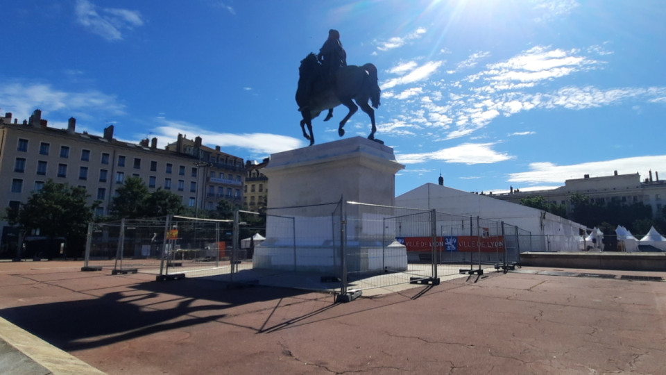 Lyon : des barrières installées, la statue de Louis XIV protégée des tags ?