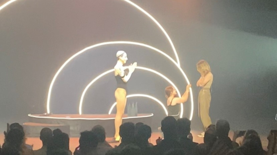 Lyon : elle demande sa compagne en mariage sur la scène de la Bourse du Travail ! (VIDÉO)