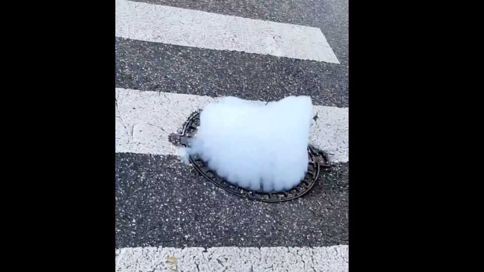 Près de Lyon : une entreprise déverse 100 litres de gel douche, de la mousse partout en ville