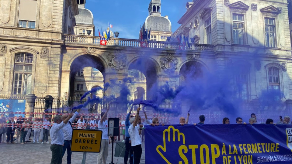 "Non à la fermeture de Lyon" : plusieurs dizaines de commerçants et riverains ont fermé l’Hôtel de Ville