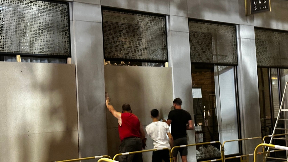 Lyon se barricade, l'ultra-gauche annonce une manifestation dimanche soir "quel que soit le résultat"