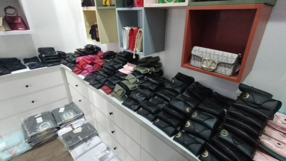 Un showroom clandestin d'accessoires de luxe et de maroquinerie démantelé près de Lyon