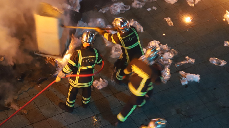 Près de Lyon : un entrepôt de 700m2 en feu
