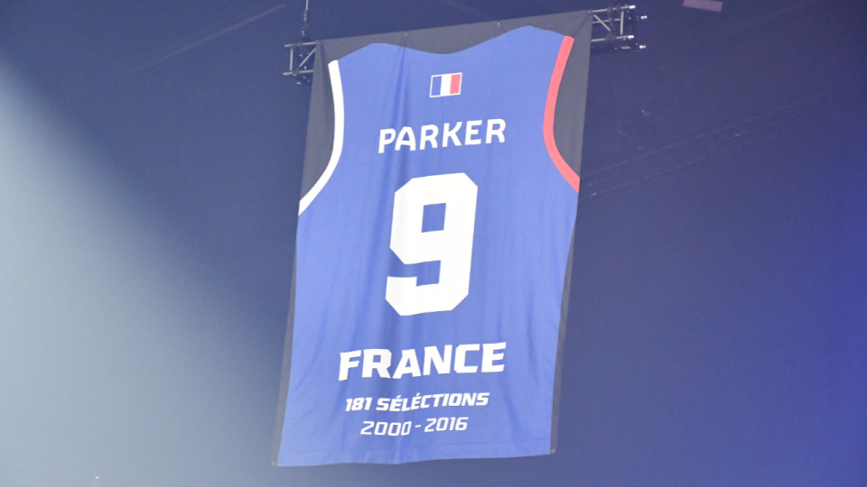Show pyrotechnique et pluie d'hommages : le maillot n°9 de Tony Parker chez les Bleus retiré à Lyon