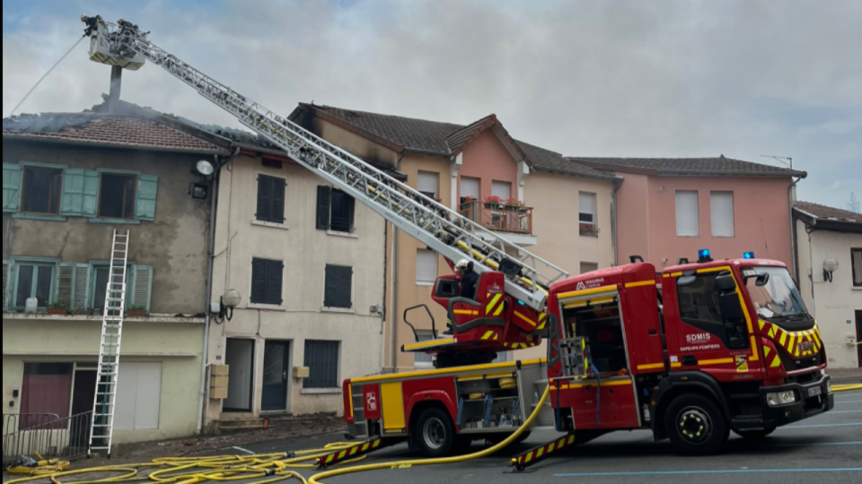 Près de Lyon : un bâtiment désaffecté en feu, plusieurs habitations touchées
