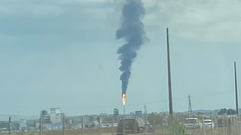 Flammes immenses et fumée noire : les torches de la raffinerie de Feyzin activées ce vendredi