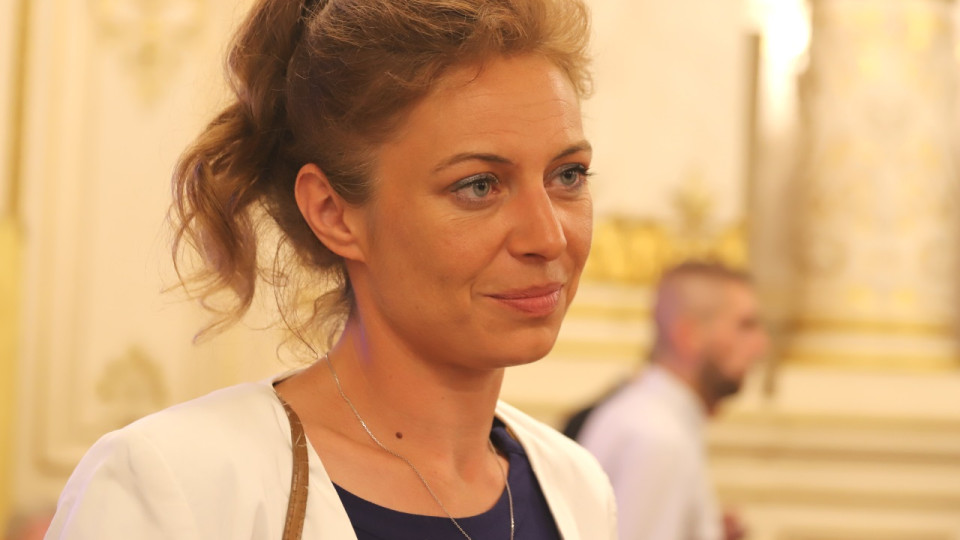 La députée Blandine Brocard propose une loi pour réguler le port des insignes de la République