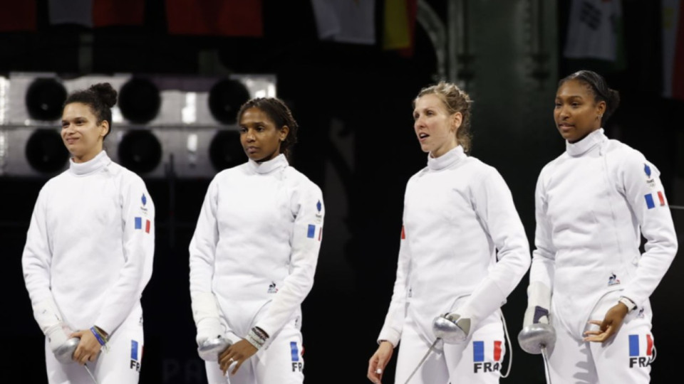 Jeux Olympiques : la lyonnaise Auriane Mallo-Breton en argent avec l'équipe de France d'épée
