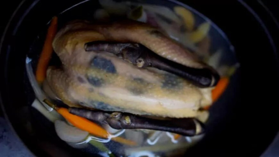 La recette de la poularde demi-deuil